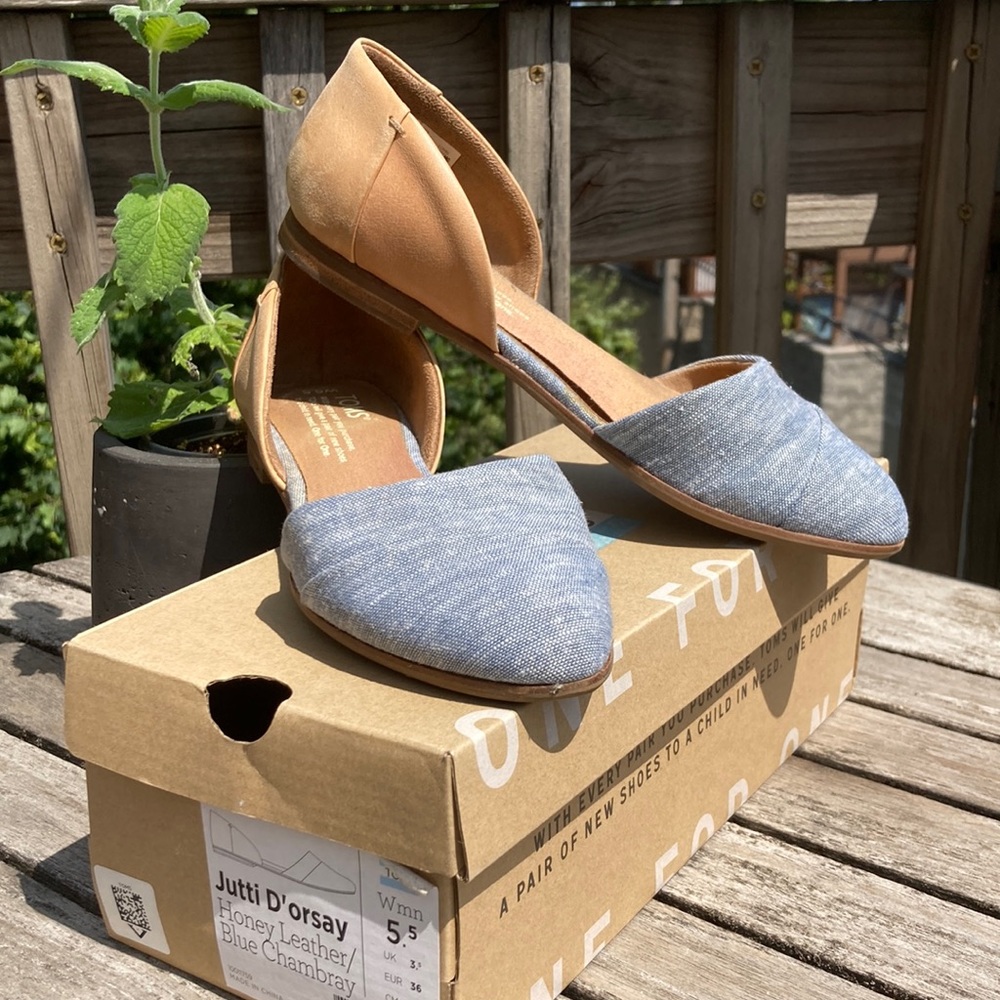 TOMS Honey Leather Blue Chambray Jutti D’Orsay Flats, size 5.5